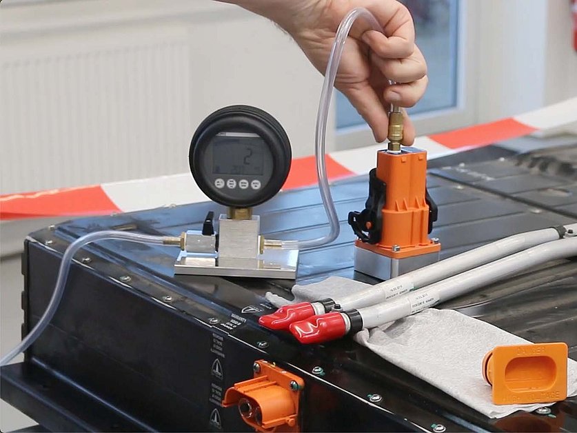 Leakage tester for battery housings, delivery in case