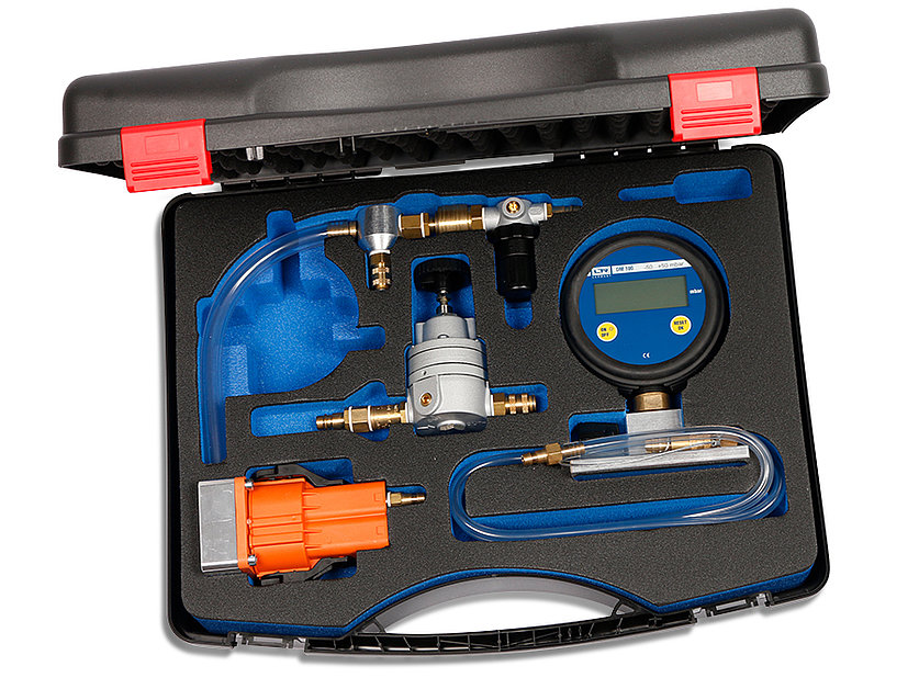 Leakage tester for battery housings, delivery in case Leakage tester for battery housings, delivery in case